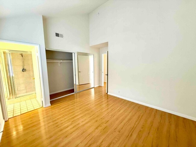Building Photo - Gated Community - Updated Harbor City Townhome - 3 bed / 2.5 bath