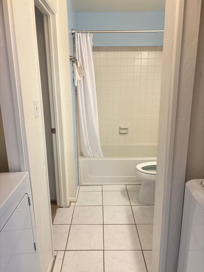 Building Photo - **COZY 2 BEDROOM/1 BATHROOM/GARAGE CONDO I...