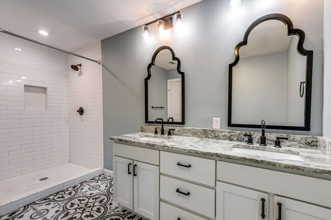 Building Photo - BLUE BONNET HILLS 3-BEDROOM