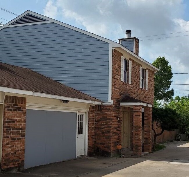Building Photo - 9201 Carousel Ln