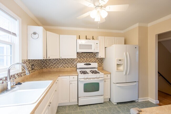 Building Photo - Beautiful 3 BR/2.5 BA Townhome in Millersv...