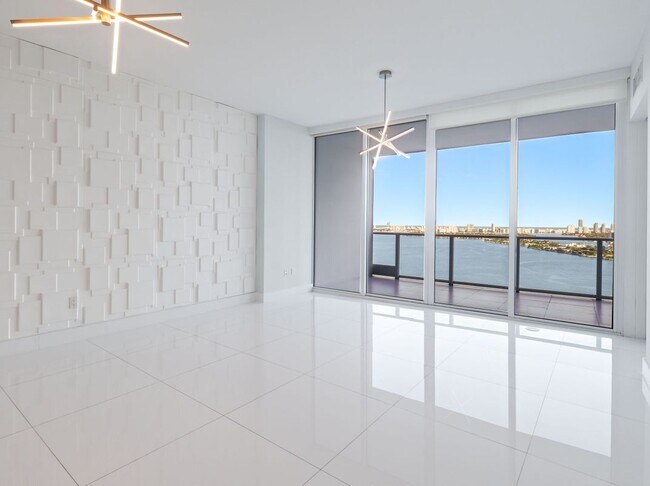 Building Photo - 2020 N Bayshore Dr