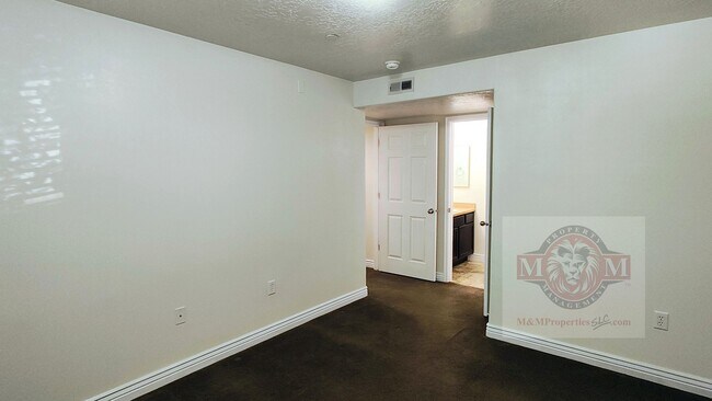 Building Photo - Great 3 Bed 2 Bath Sandy Condo!!
