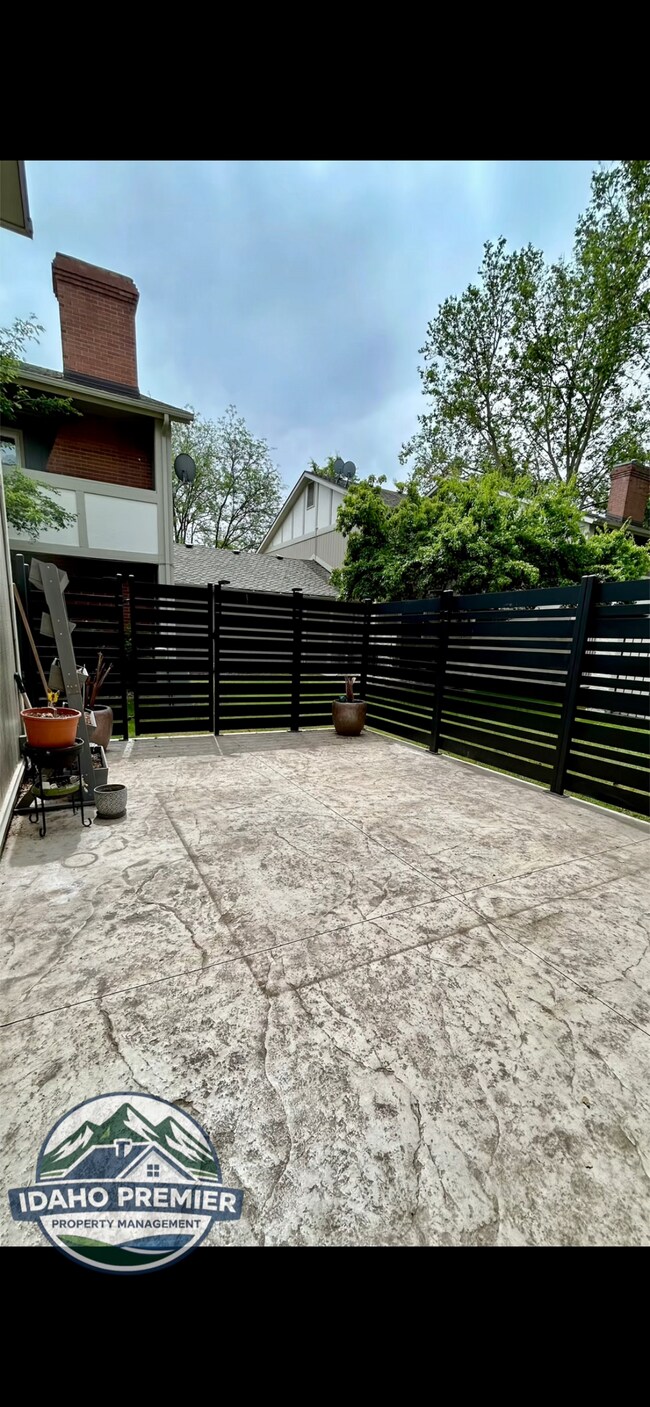 Building Photo - 1565 E Lenz Ln