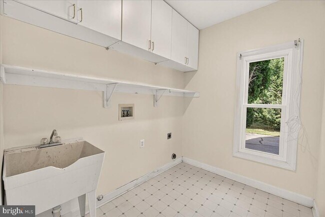 Building Photo - 6430 Bellevue Pl