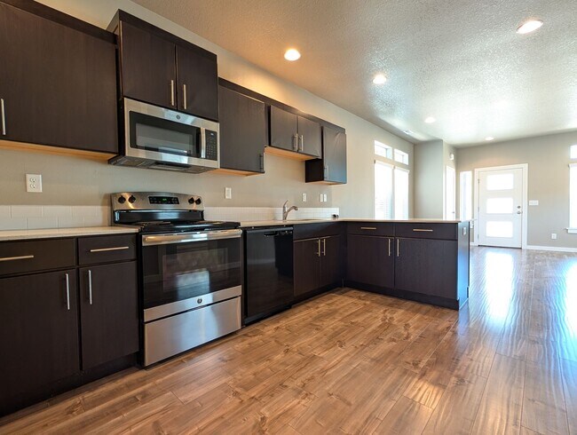 Building Photo - 2bdrm/1bthrm home with beautiful finishes!