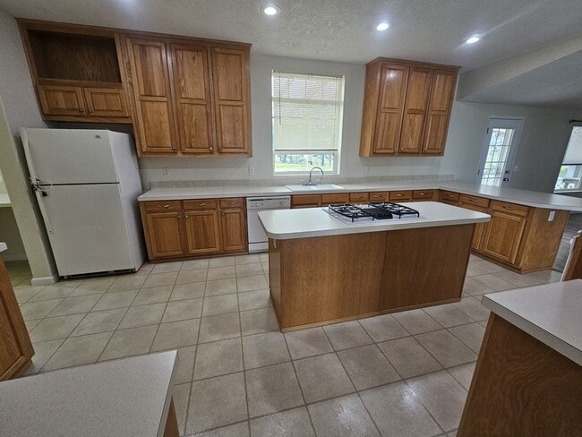 Building Photo - Spacious Home on 5 Acres For Rent!