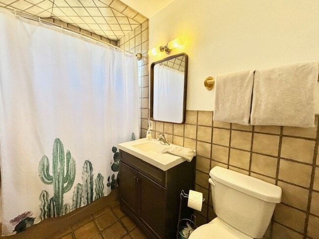 Building Photo - 211 E - Midtown Blue Bungalow | FURNISHED