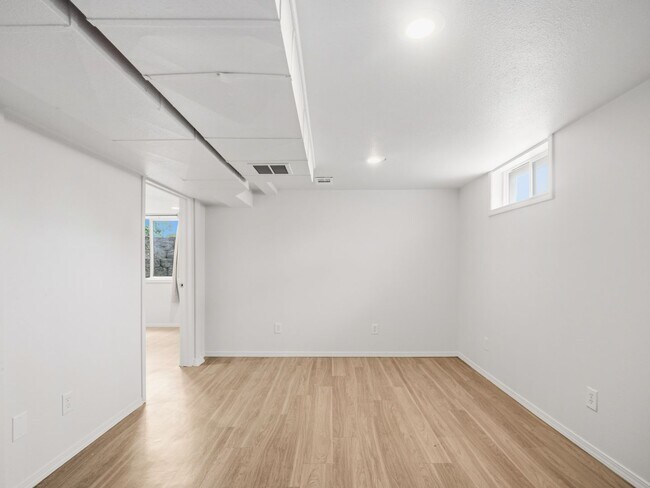 Building Photo - 2403 W Everett Ave