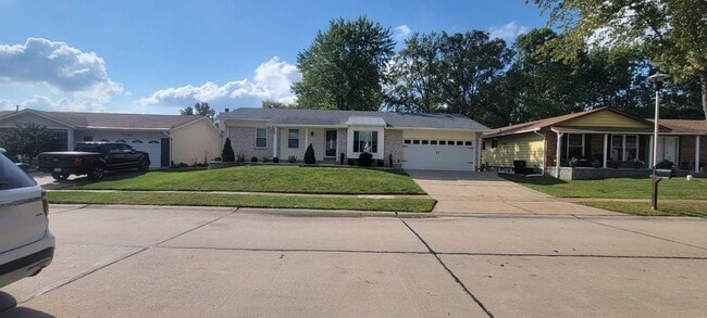 Building Photo - 3 bedroom 3 bathroom house with lots of extras