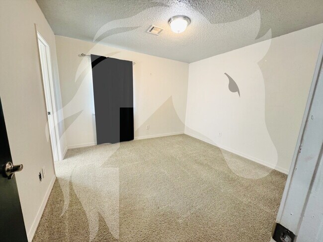 Building Photo - "Charming 3-Bedroom Oasis on 4th Street wi...