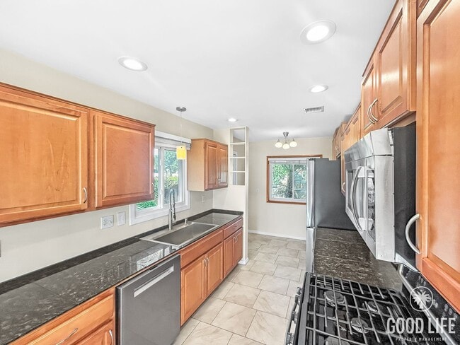 Building Photo - Great 3B/2BA House in Allied Gardens with a Pool!