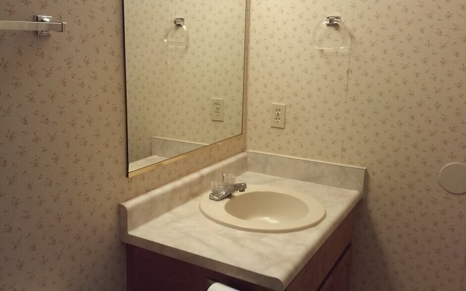 Master bath - 104 Post Oak Pl