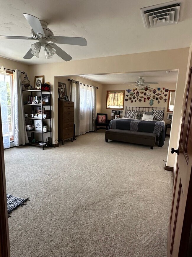 Building Photo - 850 Mountain View Dr