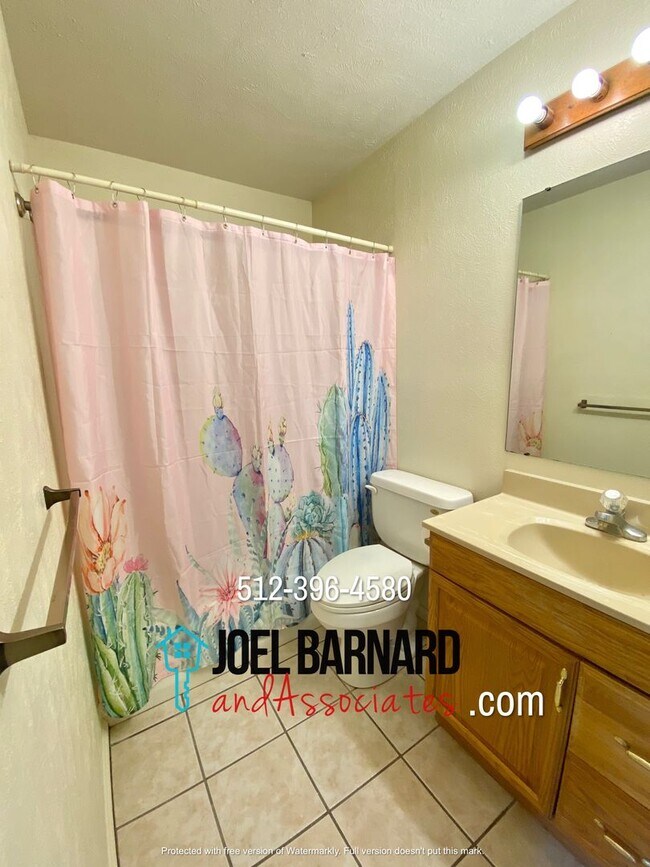 Building Photo - Available August 9: 3 Bedroom, 2 Bath Stan...
