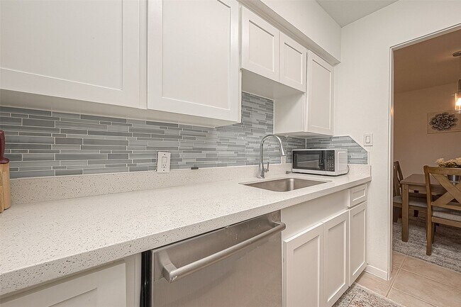 Building Photo - 2201 Fountain View Dr