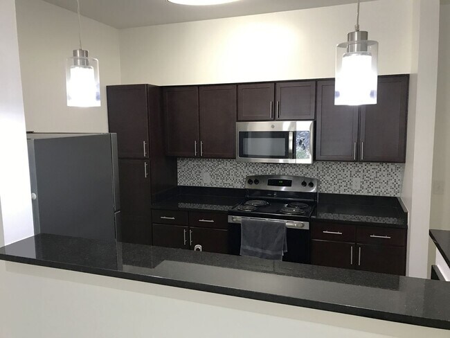 Building Photo - Charming ground-level 1 bed / 1 bath condo...
