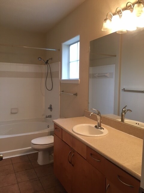Building Photo - Gardens of Bridgehampton - 2 Bed - 2 bath ...