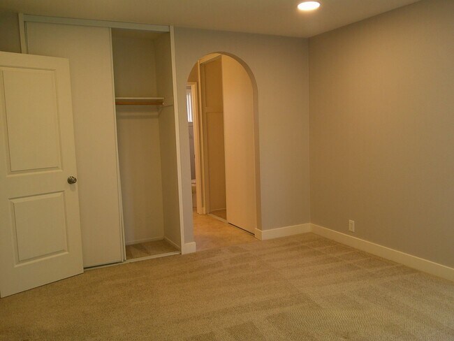 Building Photo - 785 Dogwood Cir