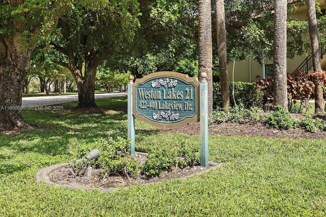 Building Photo - 428 Lakeview Dr