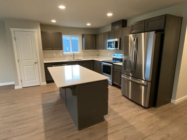 Building Photo - Luxury 3 bedroom, 2 bath home with double garage!