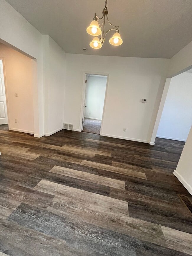 Building Photo - 815 W 11th St