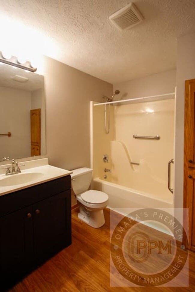 Building Photo - Comfortable 2 Bedroom/ 2 Bathroom Duplex |...