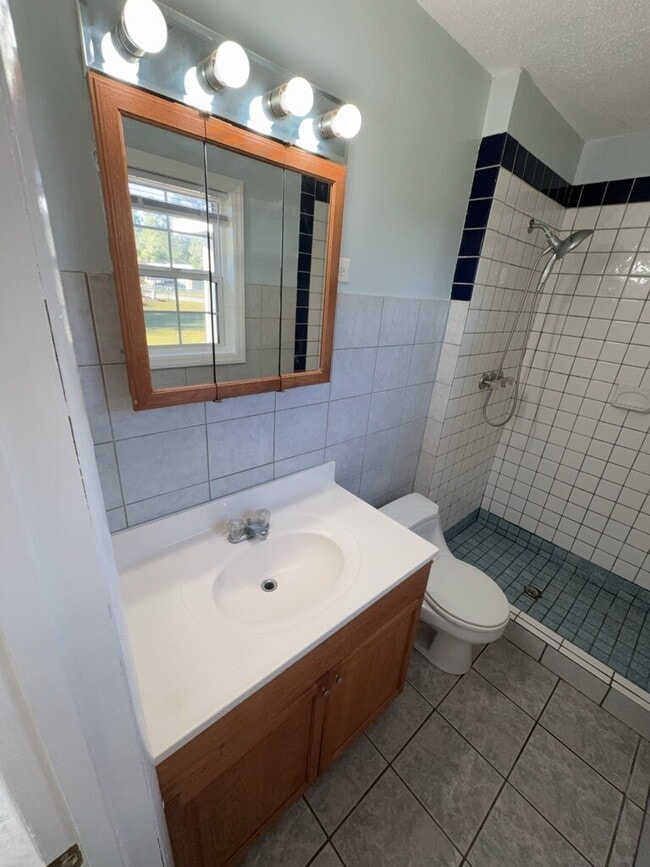 Building Photo - 304 Royal Dr