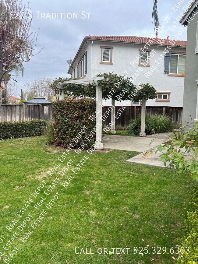 Building Photo - 627 Tradition St