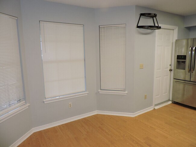Building Photo - Convenient to interstate, schools & shopping!