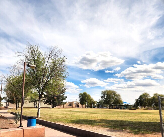 Building Photo - 2BR/2BA Condo with Community Pool & Spa in...