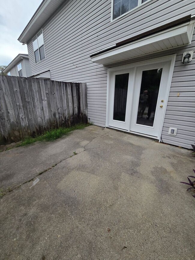 Building Photo - Townhome