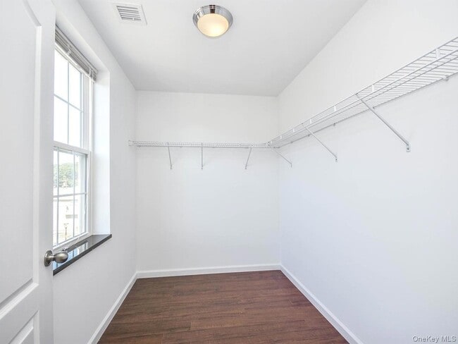 Building Photo - 400 Carney St