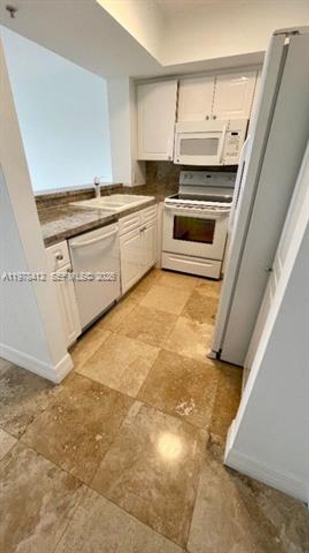 Building Photo - 1800 Sunset Harbour Dr