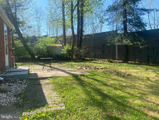 Building Photo - 2200 Greenwich St