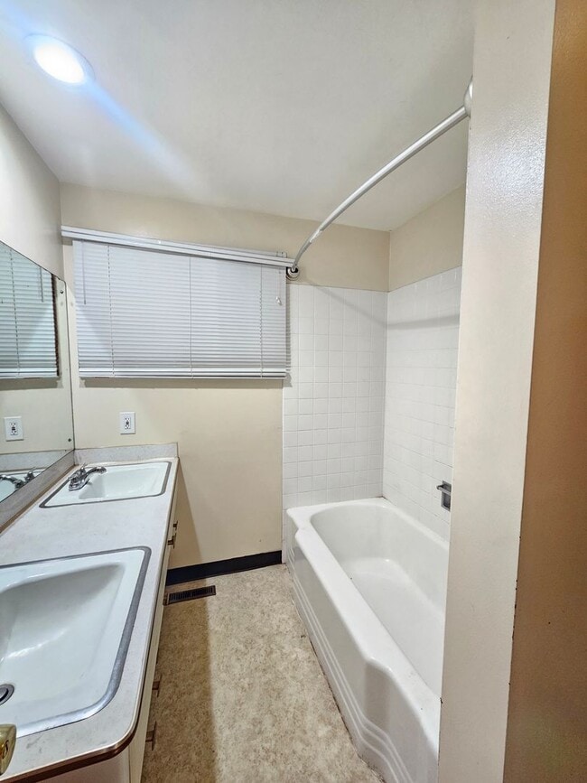 Building Photo - 302 N Argonne Rd