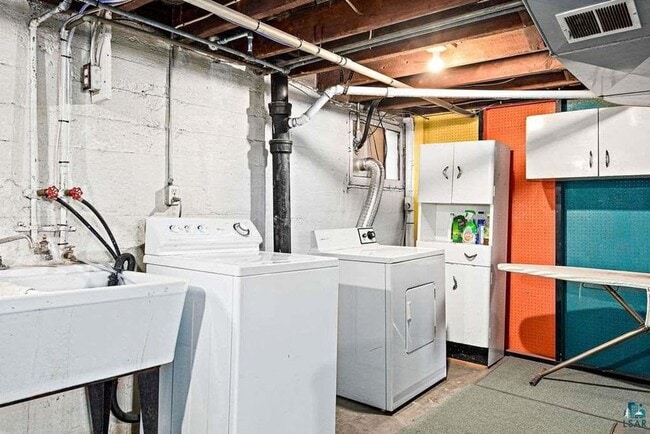 Building Photo - Available For A July/August 1st - 3 Bedroo...