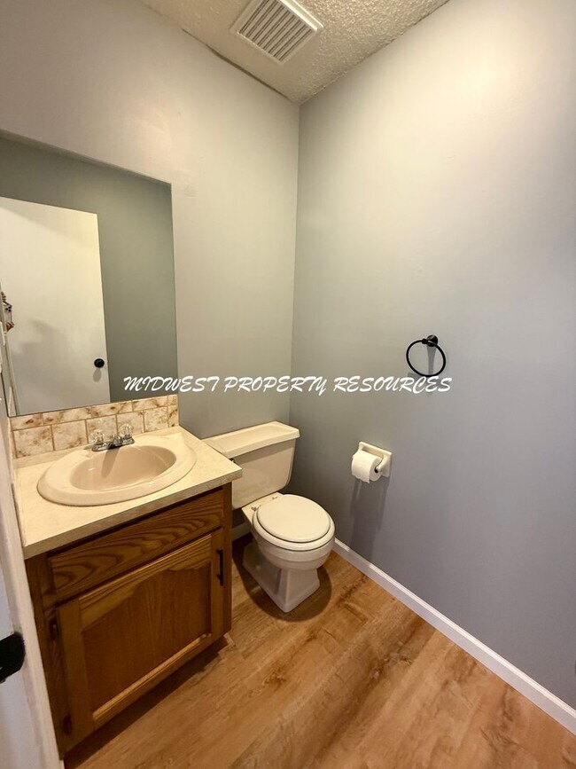 Building Photo - Charming 2bd 1.5 bath Duplex w/ Garage for Lease