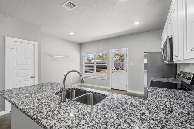 Building Photo - Amazing in Alvarado