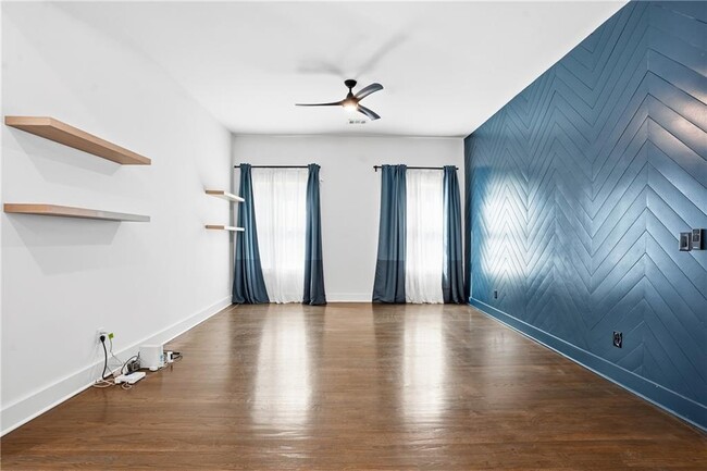 Building Photo - 1025 Oak St SW