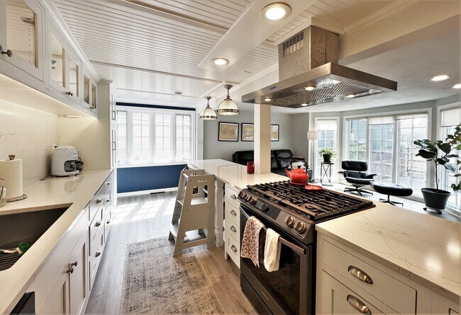 Building Photo - 4 Day St