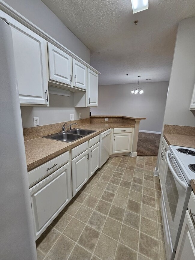Building Photo - Fountain Pointe 3 bed 2 bath