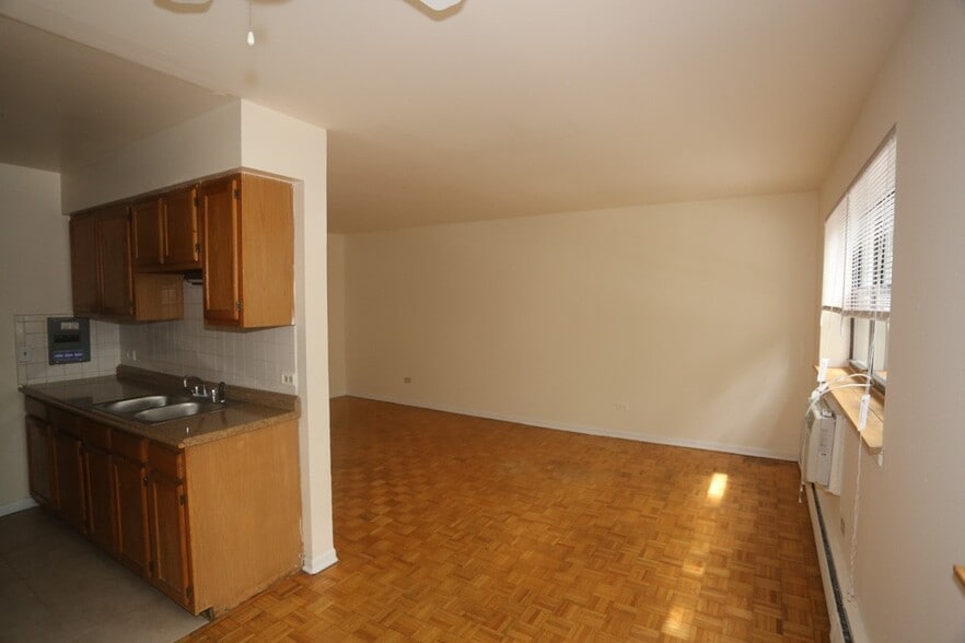 Building Photo - 513 W Briar Pl