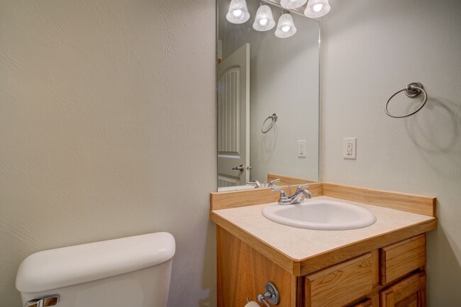 Building Photo - Laurel Glen Condo For Lease