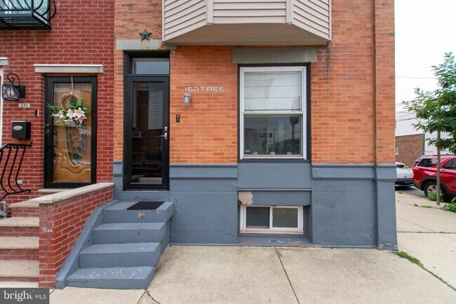 Building Photo - 152 Tree St