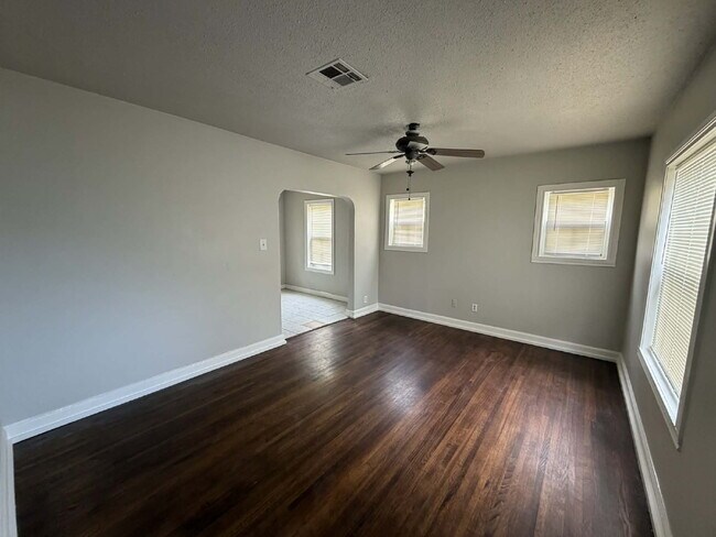 Building Photo - Cute 2 bedroom, 1 bath near Harvard & Admiral