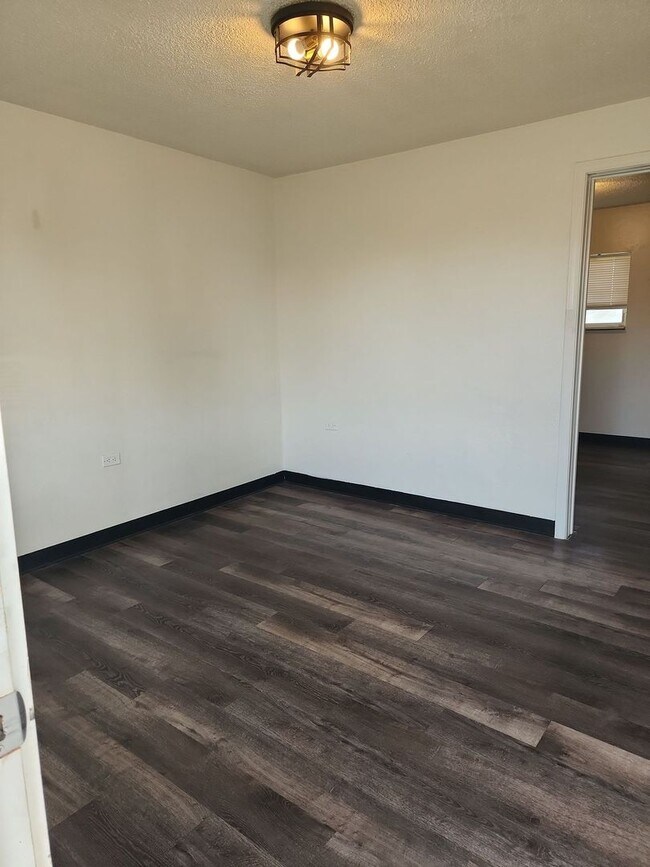 Building Photo - 1 bed 1 bath unit w/ shared laundry