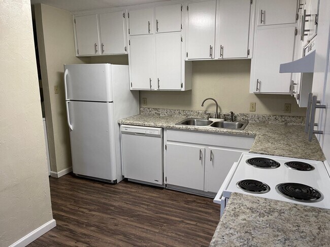 Building Photo - Portland Townhomes