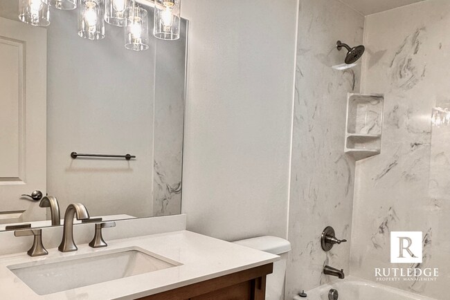 Building Photo - Newly Remodeled 2 Bed / 1 Bath Home Near Providence Hospital