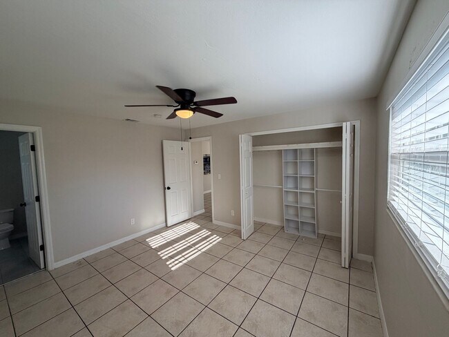 Building Photo - 2 Bed 2 Bath Duplex with Screened Lanai in SE Cape Coral